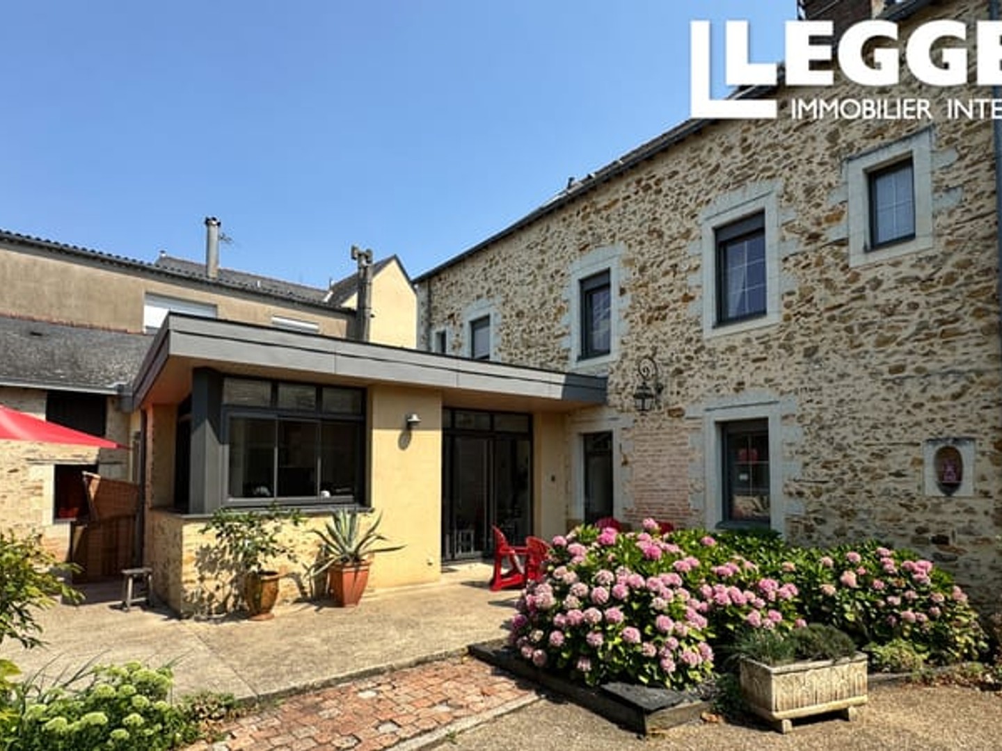 Superbe demeure de 10 pièces à Champigné, restaurée clé en main avec jardin et piscine.