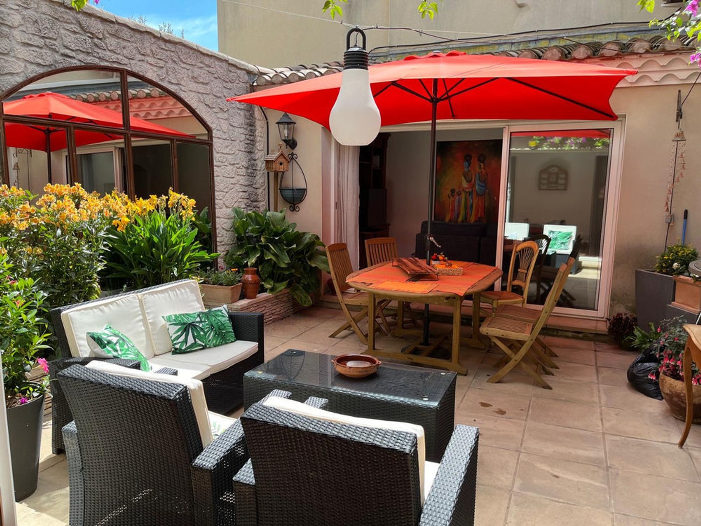 AIGUES MORTES - INTRA MUROS - MAISON DE VILLAGE AVEC PATIO, GARAGE ET LOGEMENT INDEPENDANT