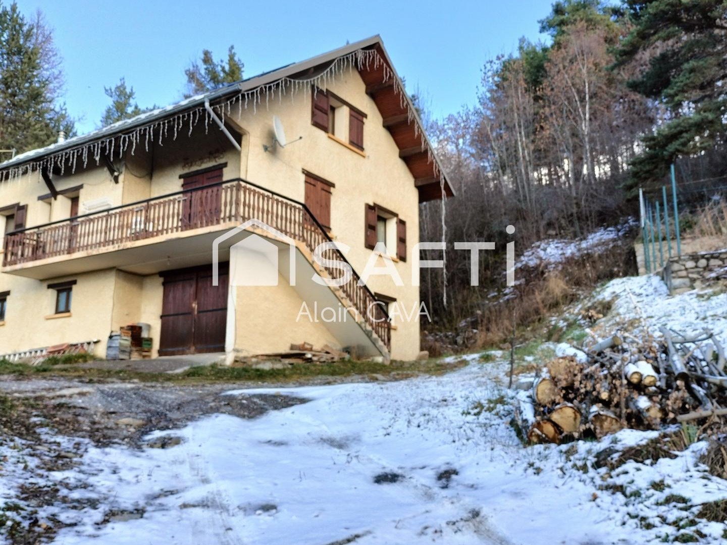 Maison de 238m² surface au sol( 124m² loi carrez )avec terrasse, garage de 89m², sur 2585m² de terrain