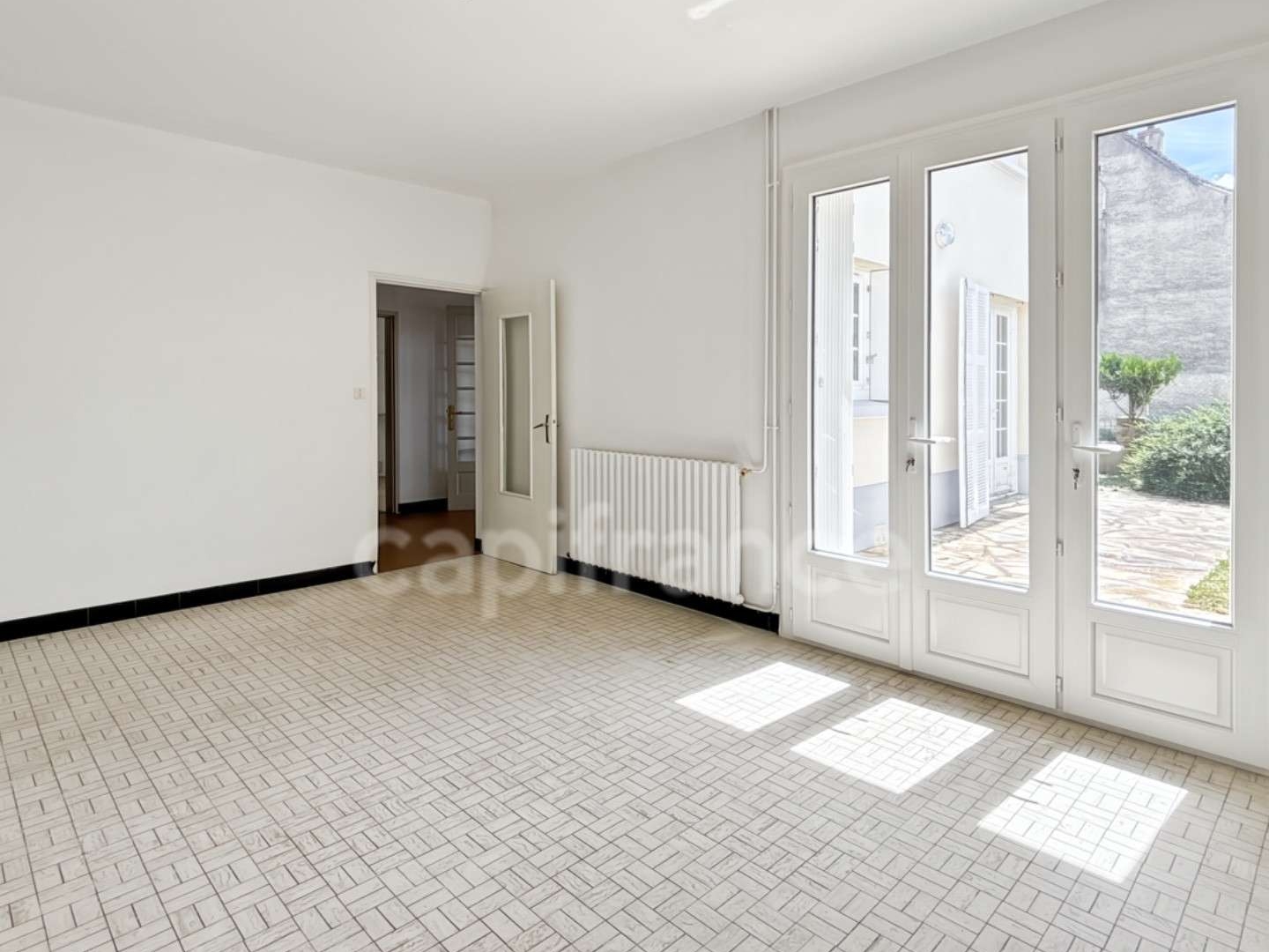 AV maison avec local commercial à Savigné-l'Évêque