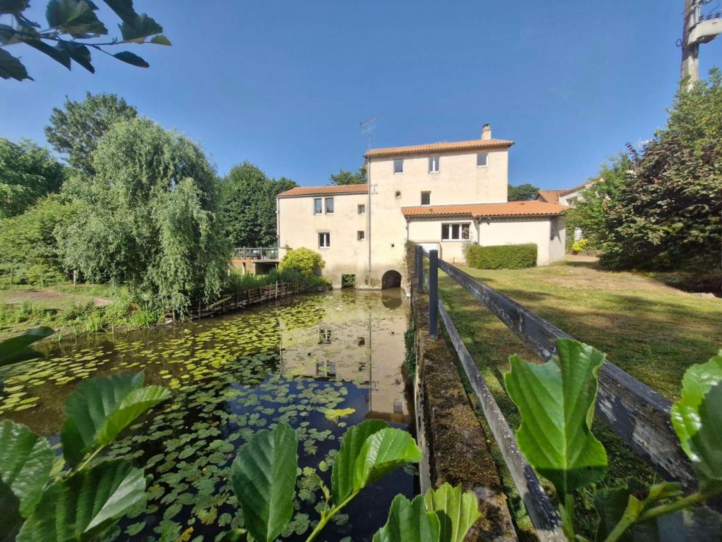 Ensemble immobilier au bord de la rivière