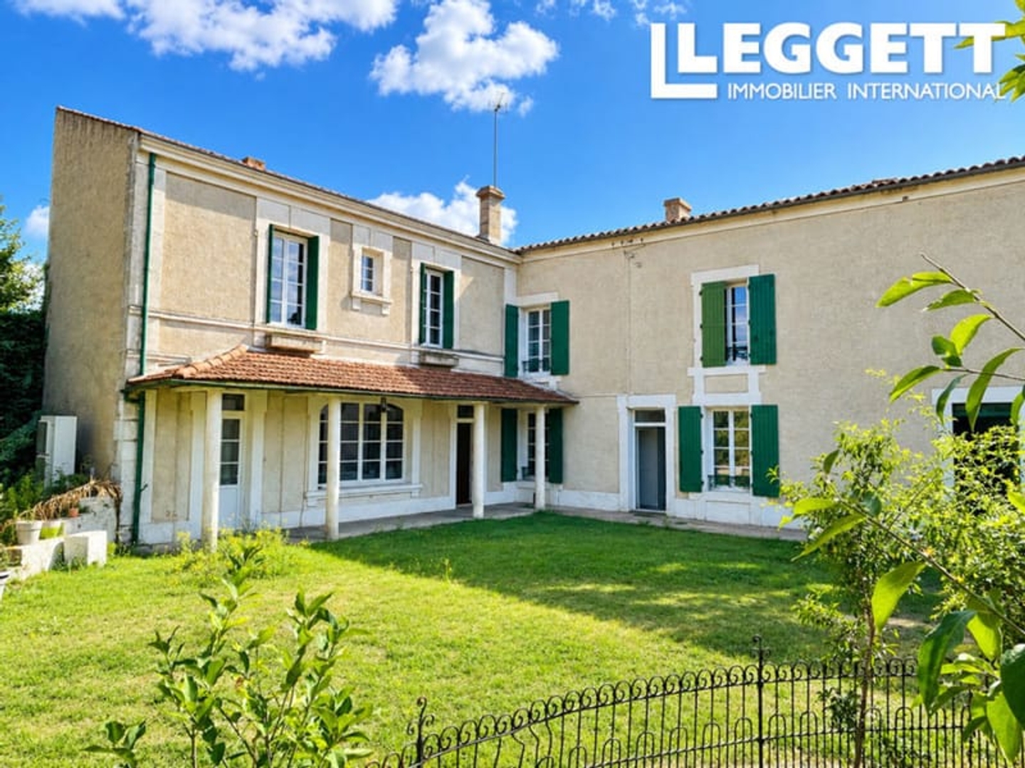 À l'origine une ferme, maintenant une maison à distance de marche des commerces, ecole primaire.