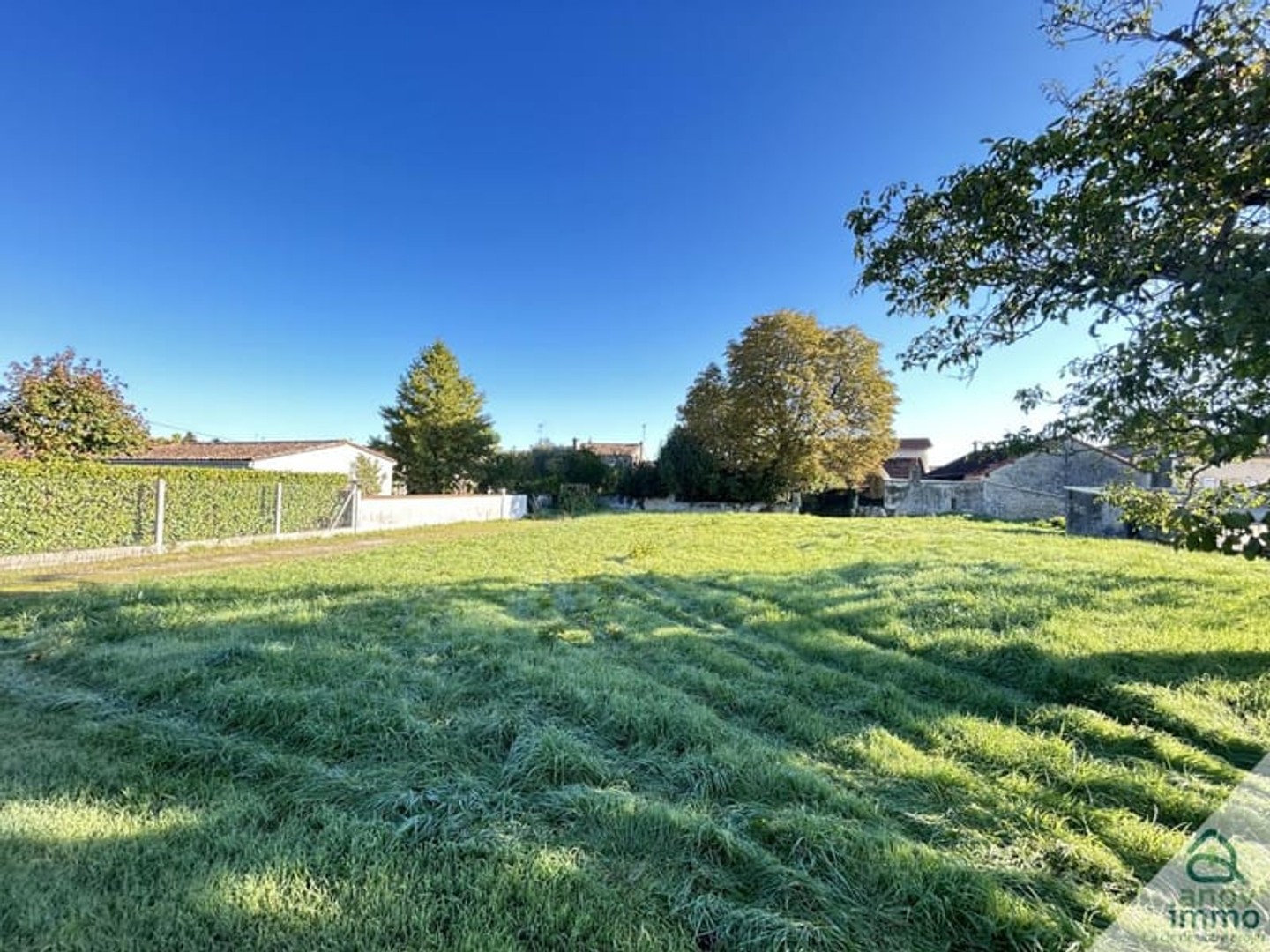 CHATEAUNEUF CENTRE, TERRAIN A BATIR DE 967m2 A VIABILISER
