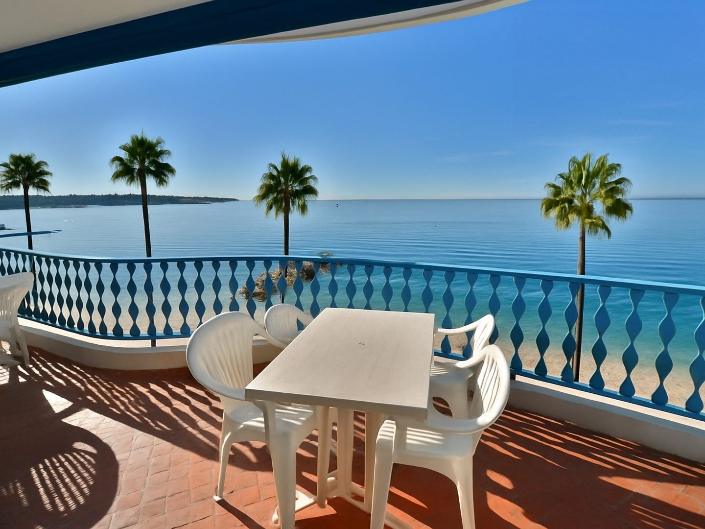 Rare, sur le front de mer de Juan les Pins