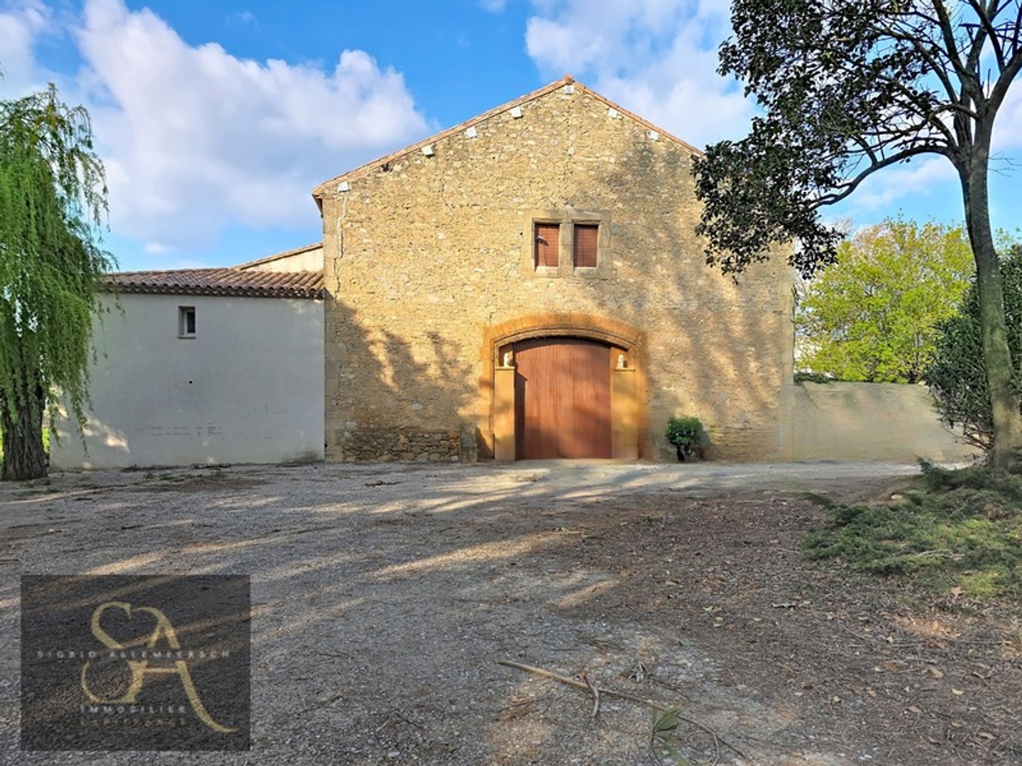 Bâtiment viticole , terres et matériel d'exploitation 48 ha Proche Narbonne