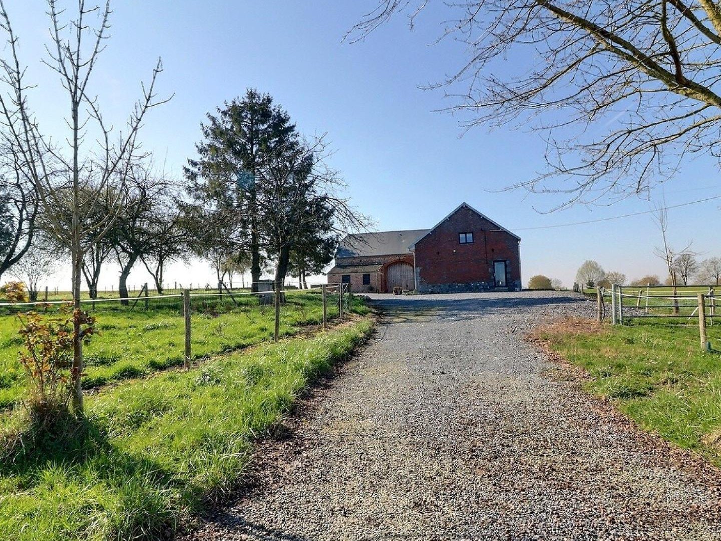 Magnifique rénovation pour cette ferme avec sa grange et ses dépendances dans un environnement exceptionnel, le tout sur plus de 6000 m2 . Le calme assuré !