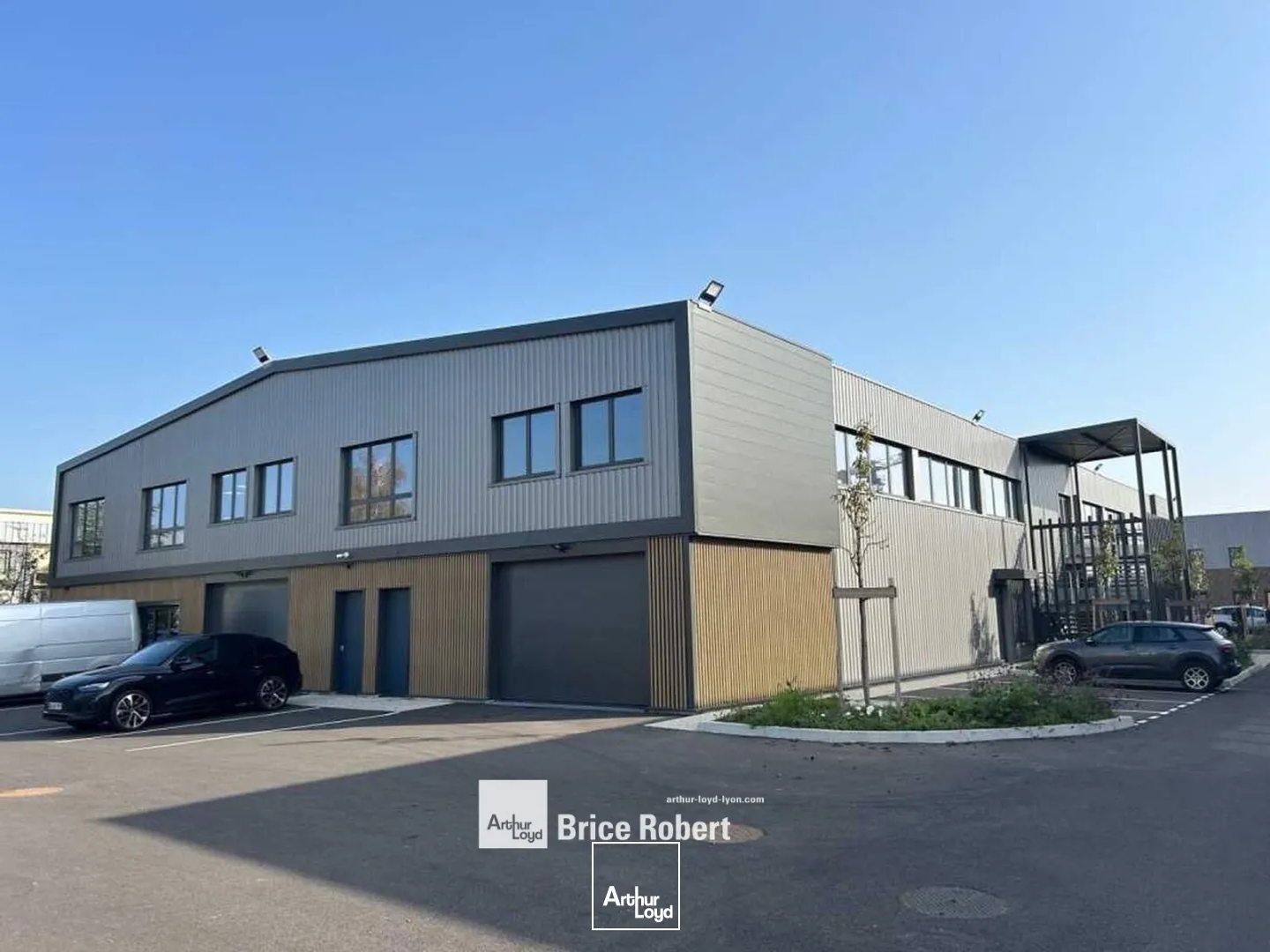 Bureau à vendre à Chassieu dans bâtiment rénové avec parkings privatifs