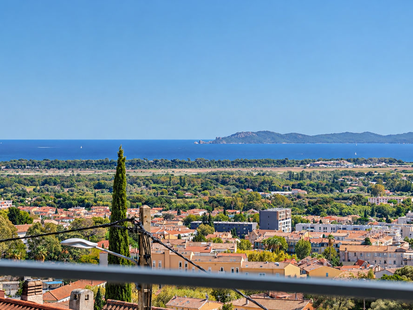 Villa d'architecte avec vue mer et piscine, en impasse au calme, avec accès à pied au centre ville de Hyères