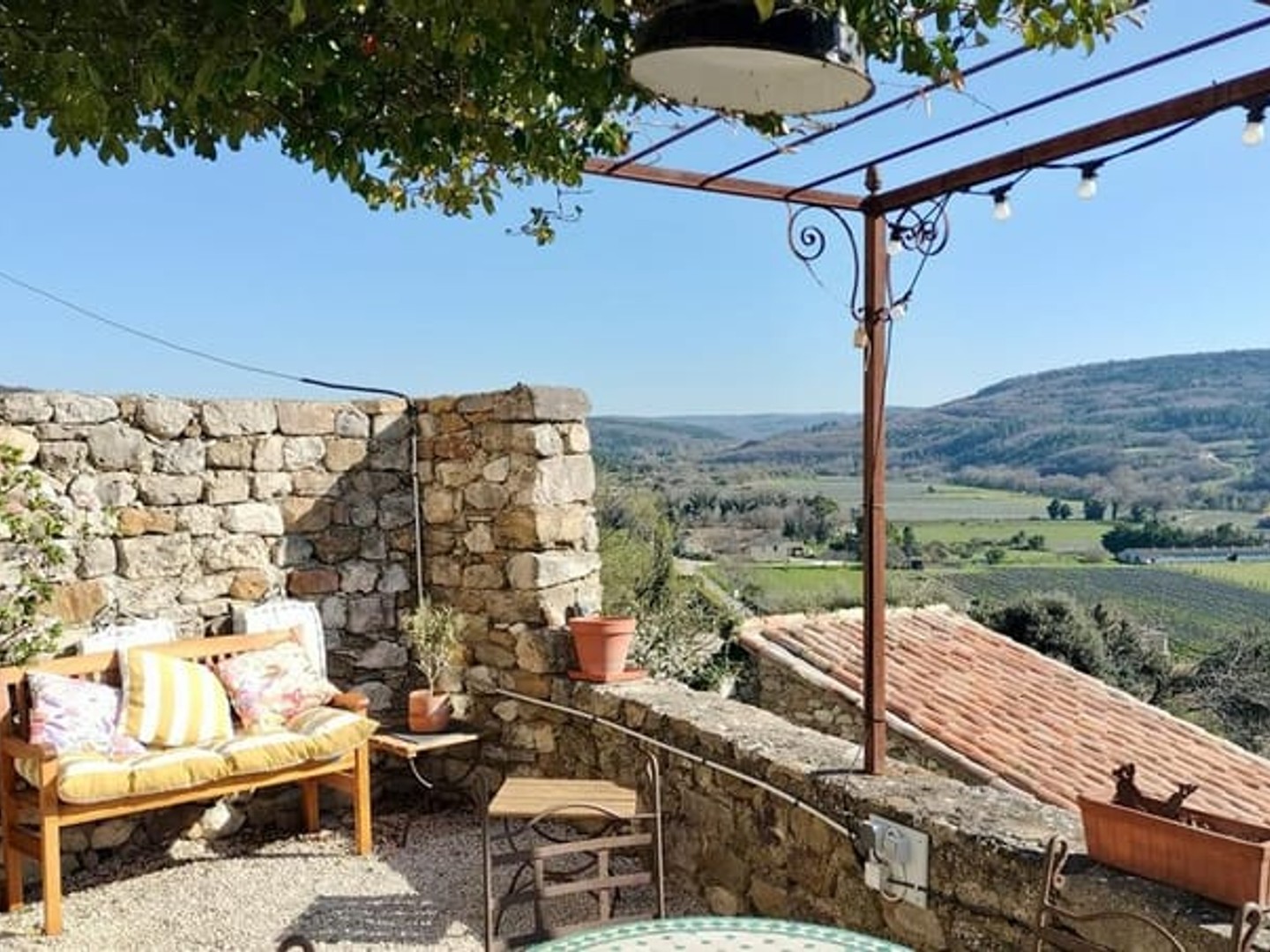 Maison de village avec terrasse, vue dominante et fort potentiel -116 m2 + atelier ? proche Grignan