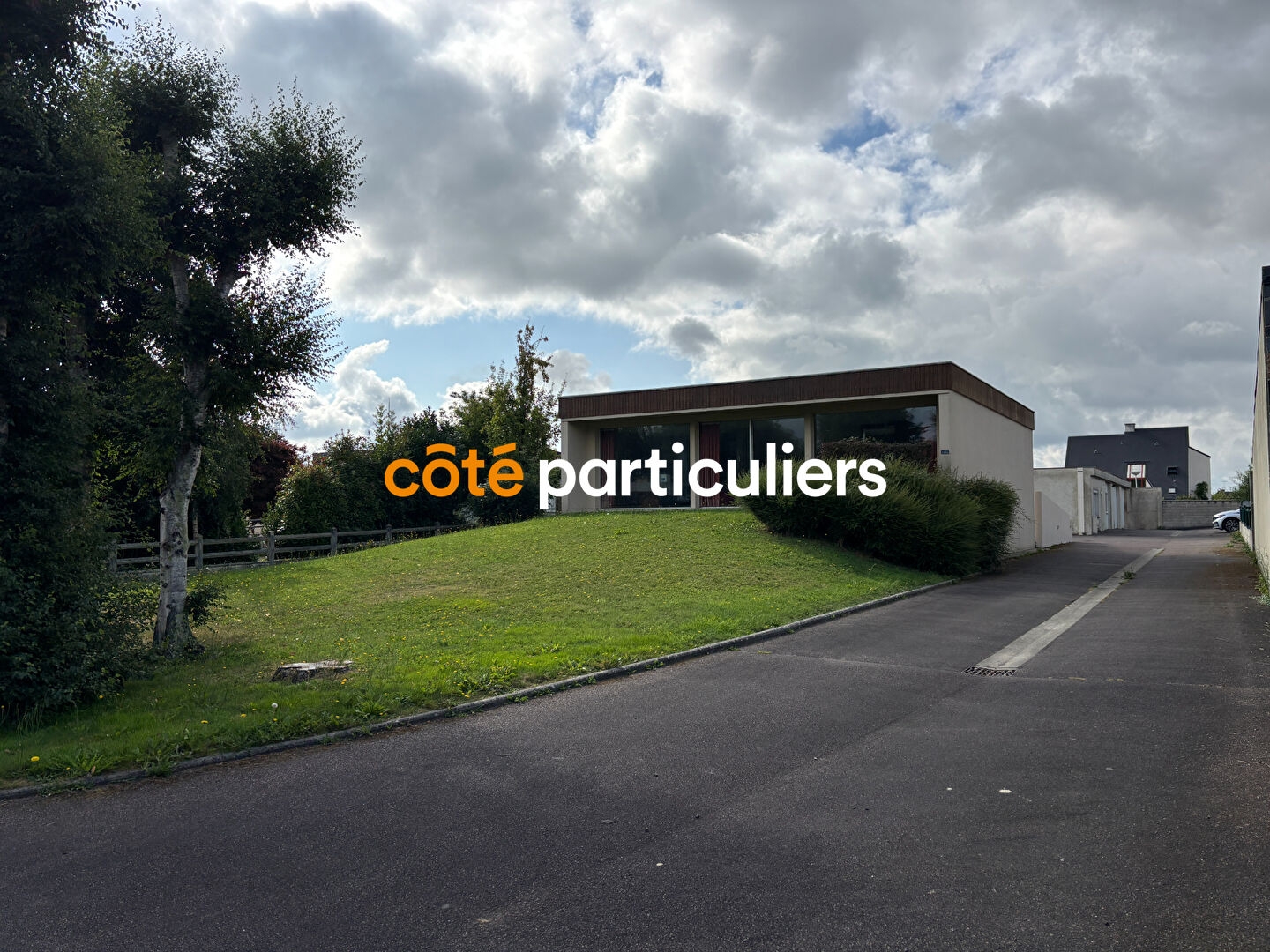 Maison + dépendances sur cour bitumée ? potentiel habitation et activité
