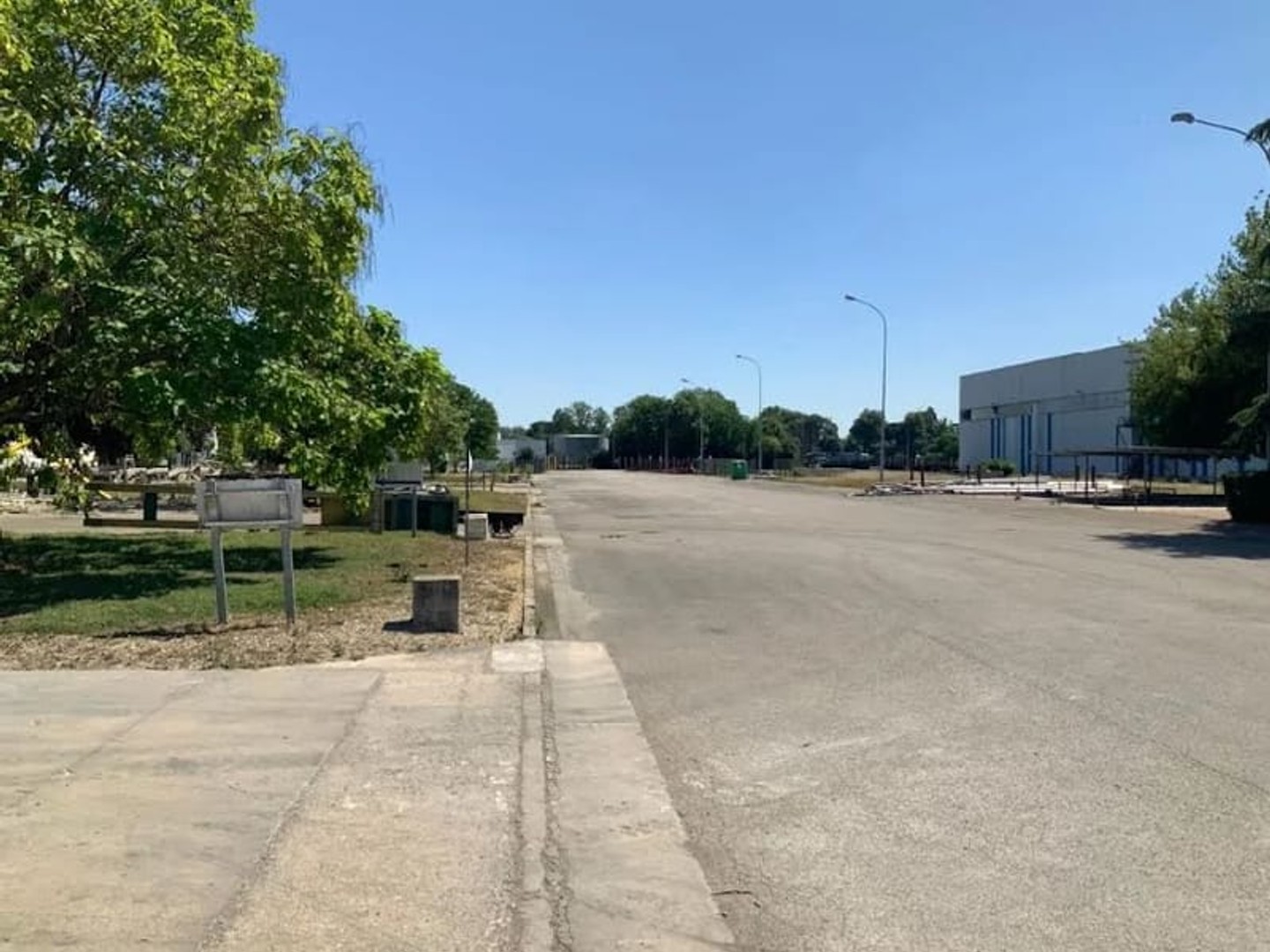 Local 34975 m²