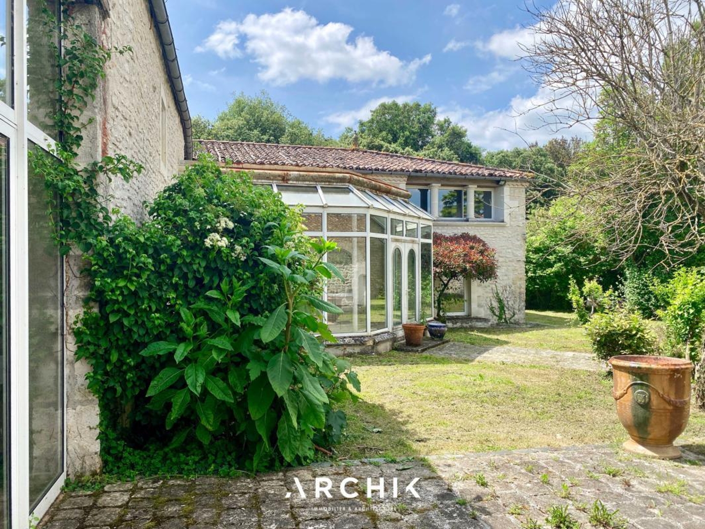 Maison à vendre - 9 pièces - 354m2 - Saint-André-De-Lidon (17260)