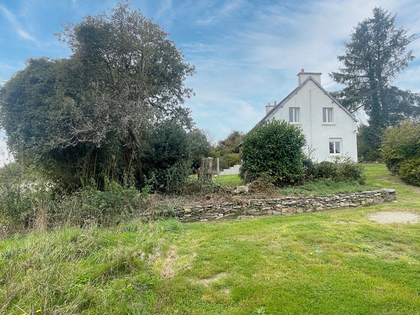FINISTÈRE: Proche Huelgoat. Spacieuse maison de 3 chambres exposée sud avec terrain et dépendance en pierre.