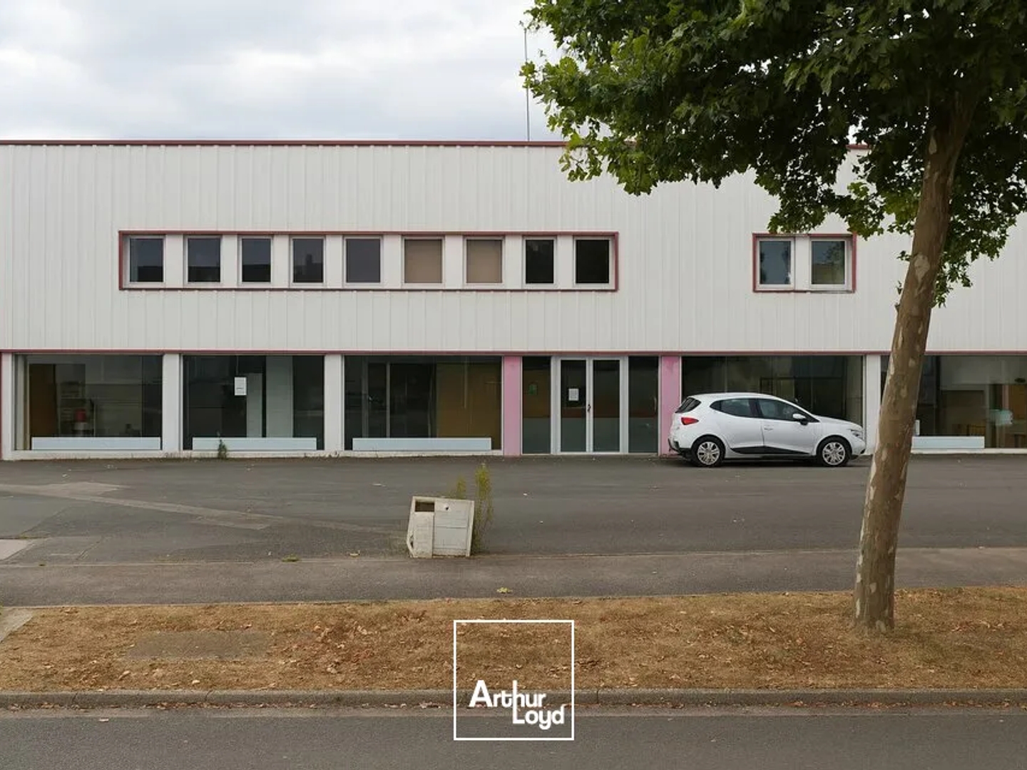 À VENDRE - Ensemble immobilier 2 680 m² - Terrain 3 500 m² - Acti Sud La Roche-sur-Yon - Forte visibilité & grand potentiel