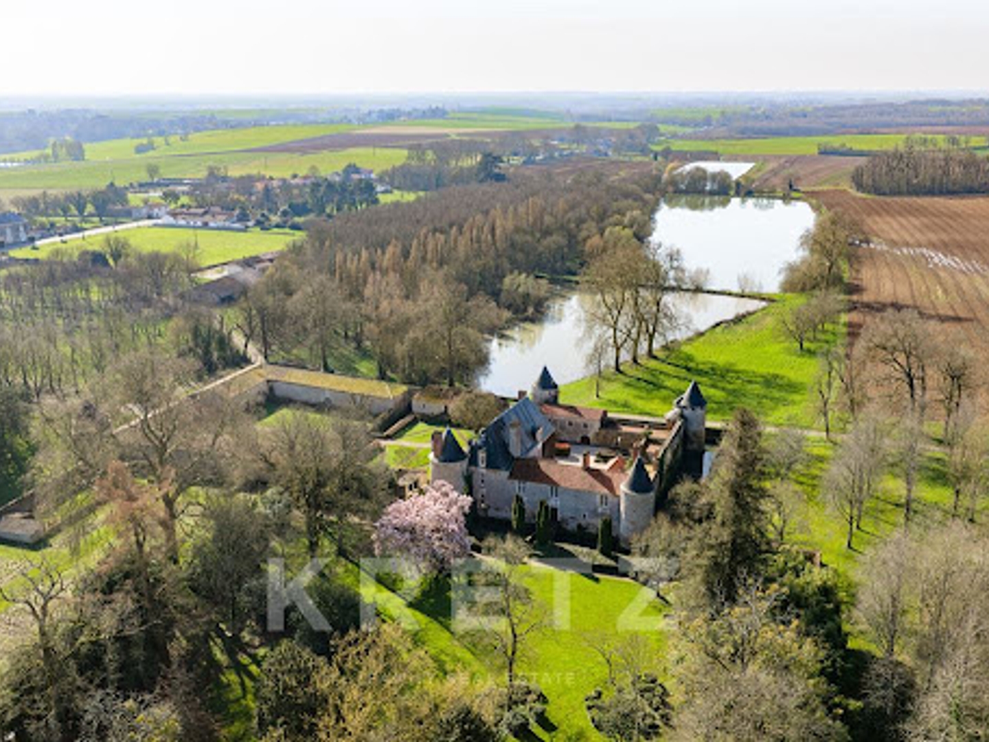 Château 18 pièces 1200 m²
