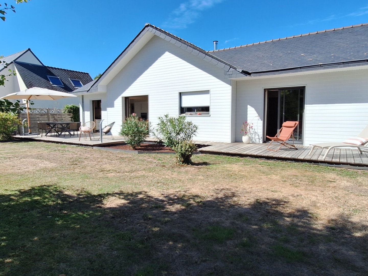 Jolie contemporaine de plain-pied, 151 m², 4 chambres, ayant un gîte de 52 m² !