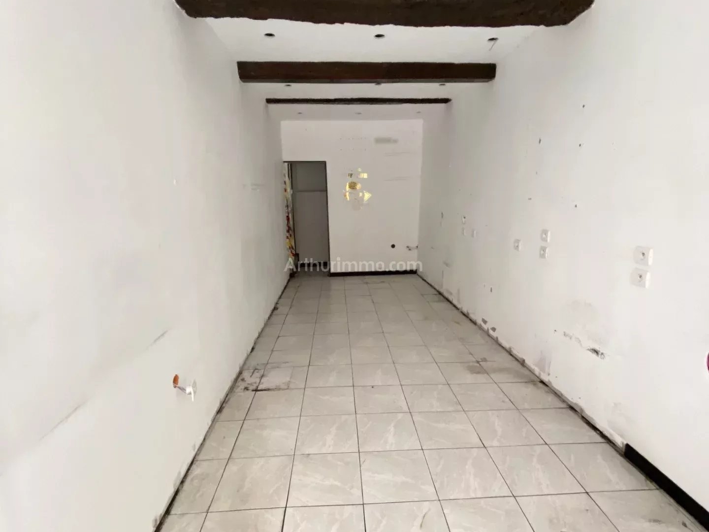 LOCAL COMMERCIAL / BUREAU