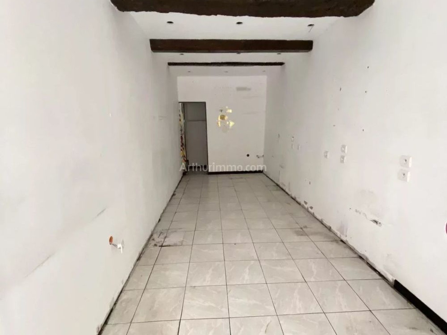 LOCAL COMMERCIAL / BUREAU