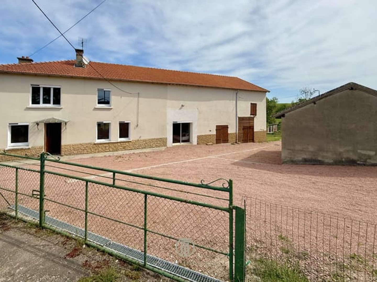 LONGERE 4 CHAMBRES AVEC DEPENDANCES PUITS CAVE