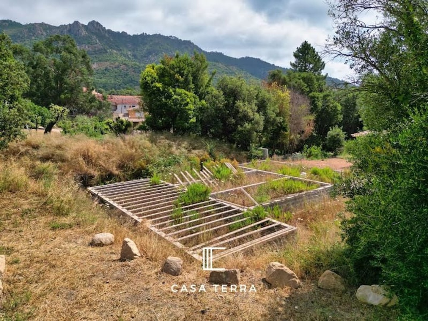 Terrain 879 m²