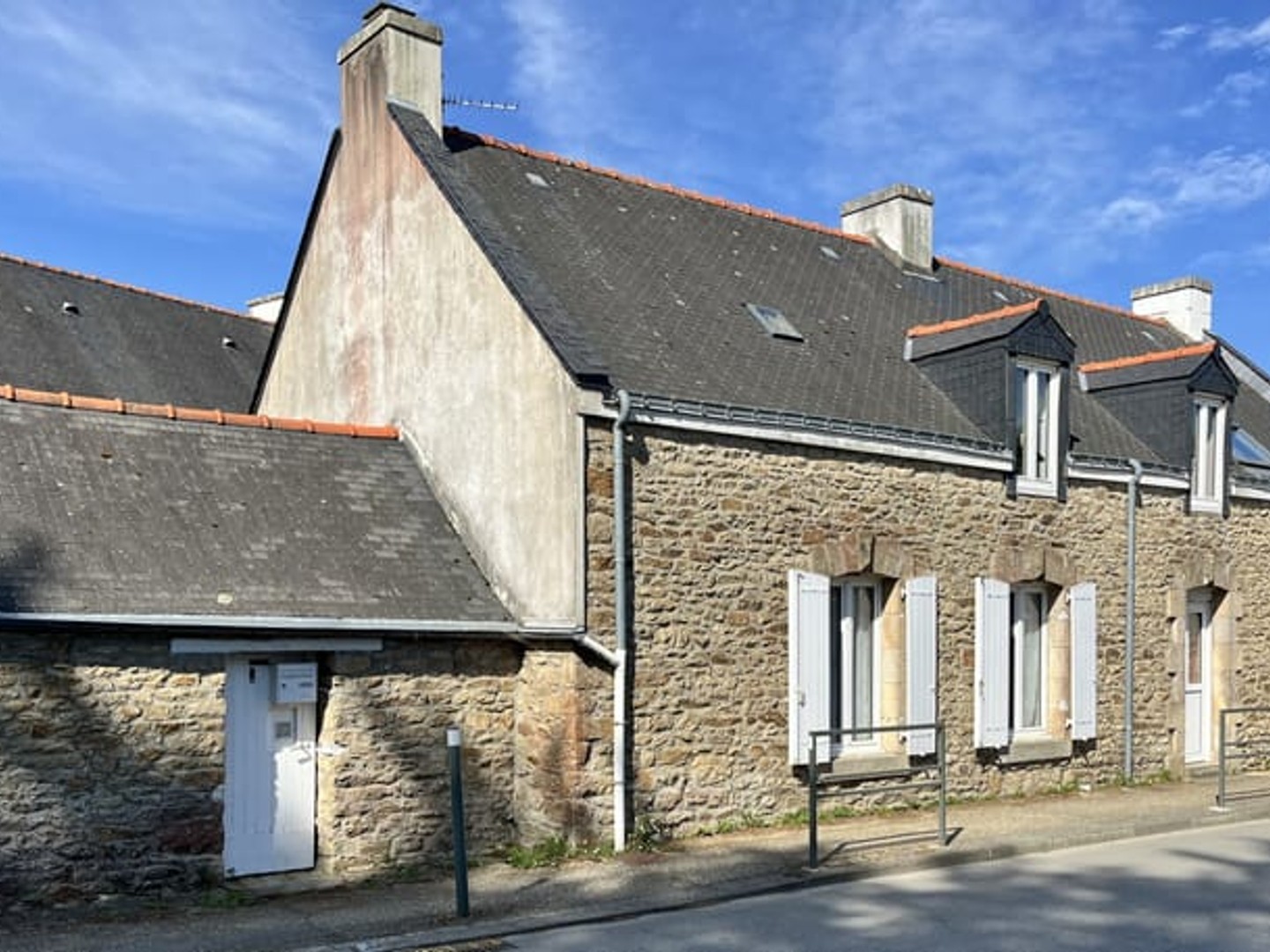 LE BONO, exclusivité MOCQUARD immobilier .Découvrez cet ensemble immobilier plein de charme, idéal pour un inv