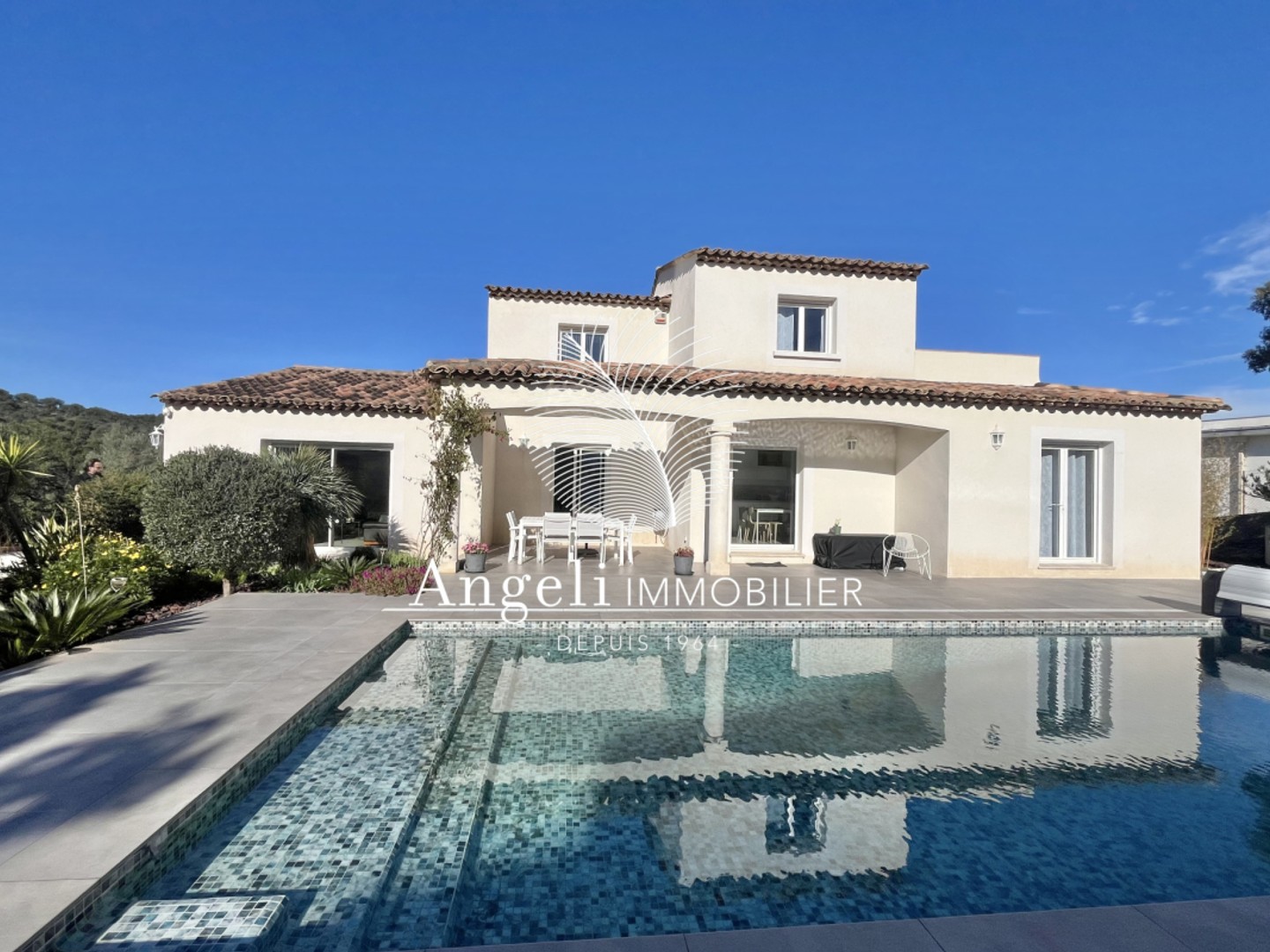 SAINT AYGULF : VILLA AVEC DE BEAUX VOLUMES