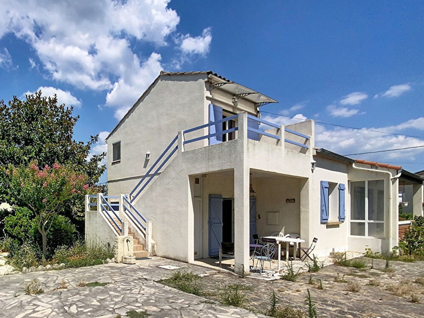 Avec studio indépendant de 33 m2 sur une parcelle de 688 m2.