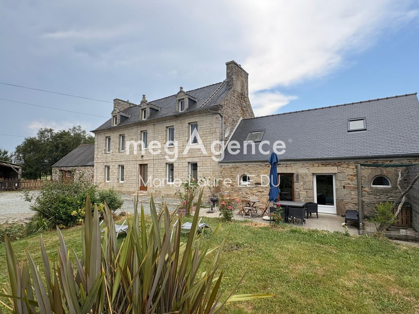 Maison de caractere avec dépendances sur terrain 18500m² environ