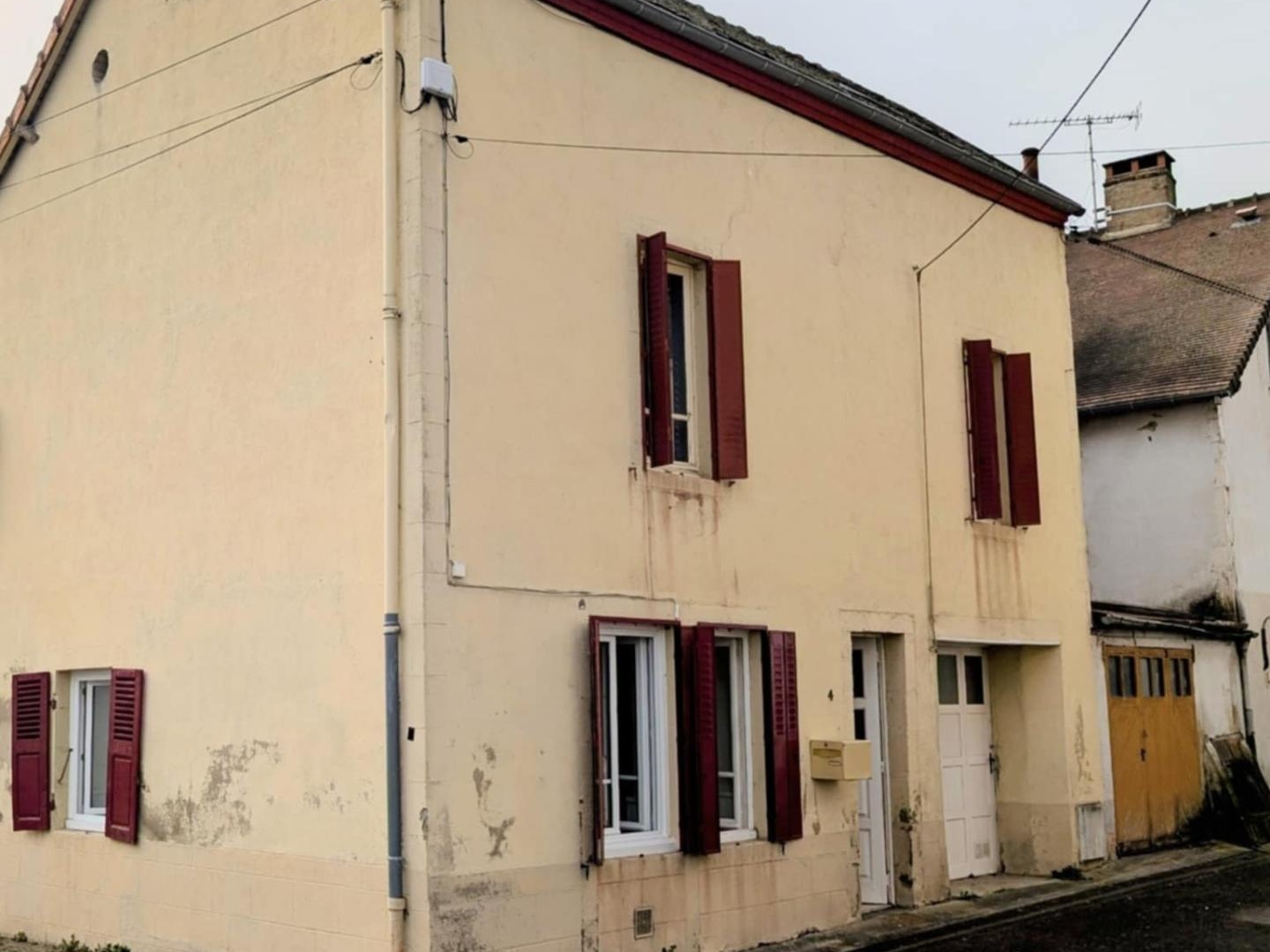 Maison 75 m², 2 chambres, un bureau et un garage.