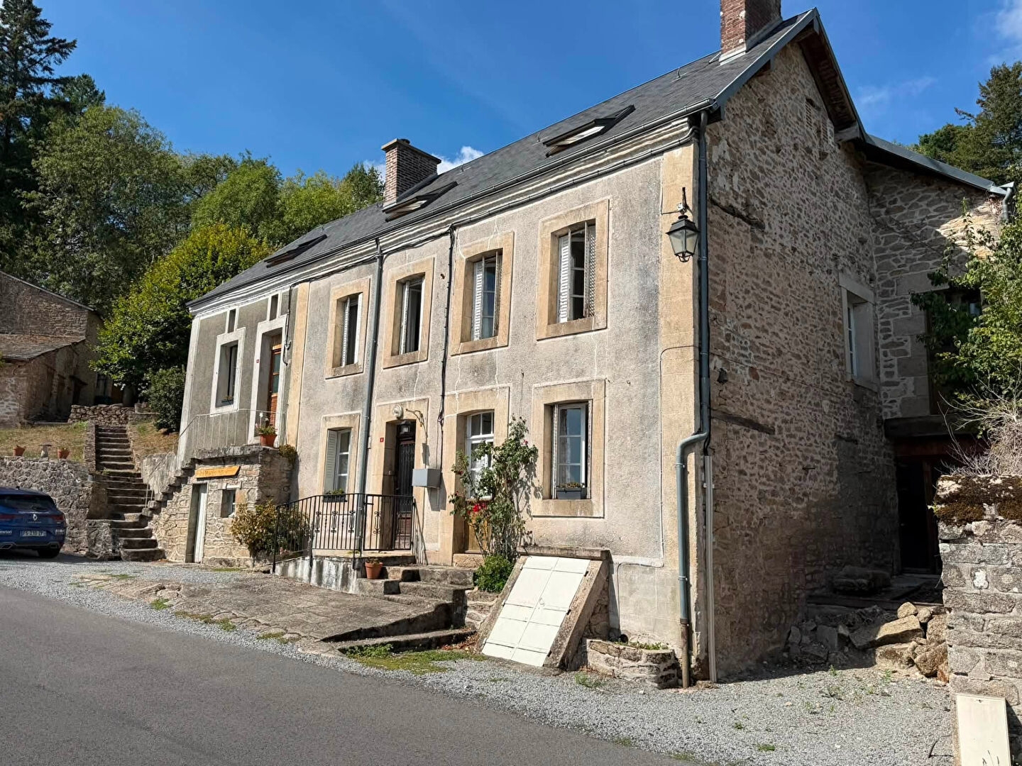 HAUTE VIENNE - Belle maison familiale avec chambres d'hôtes établies et vues spectaculaires