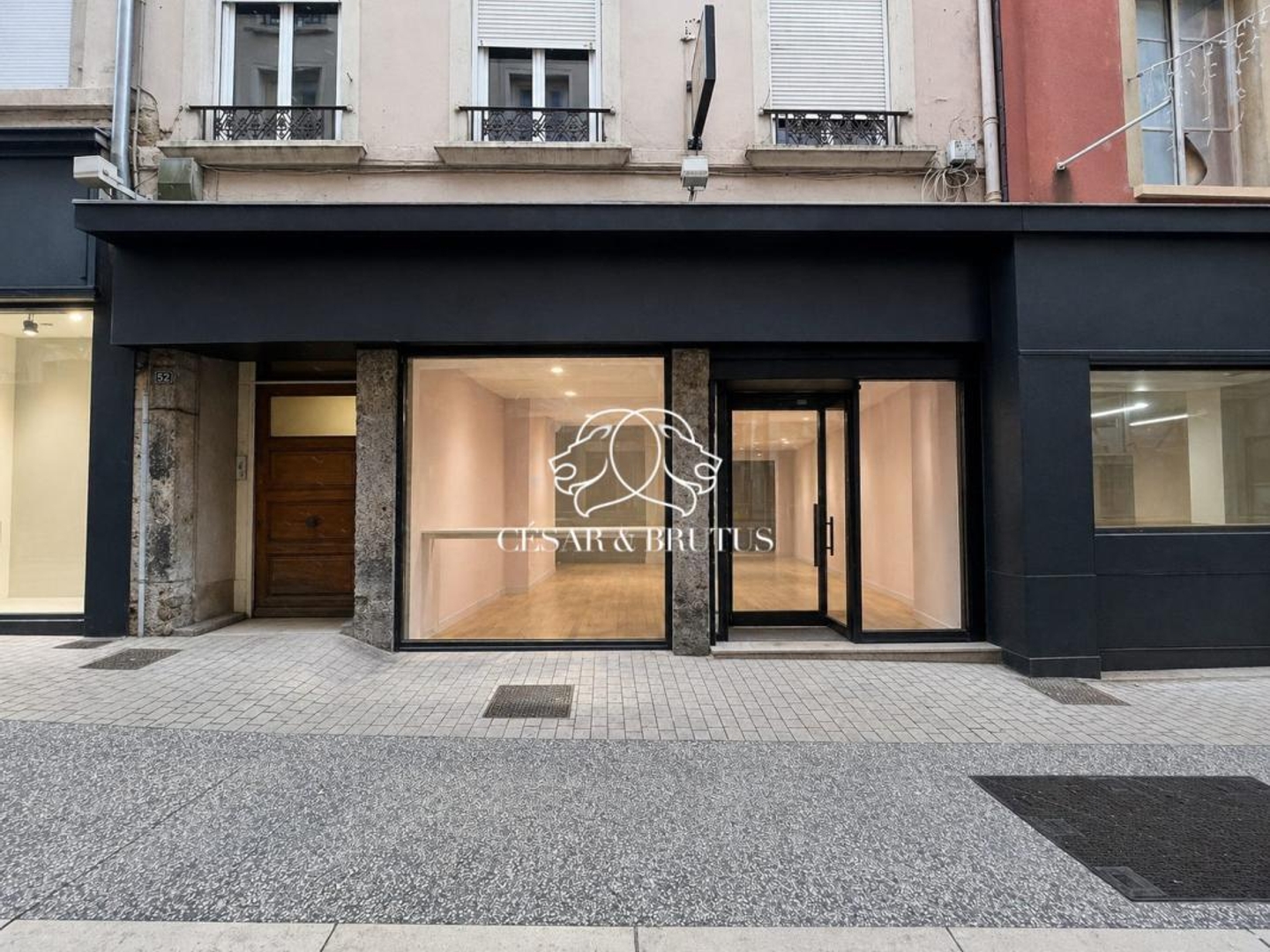 INVESTISSEMENT LOCATIF : LOCAL COMMERCIAL + SURFACE A AMENAGER