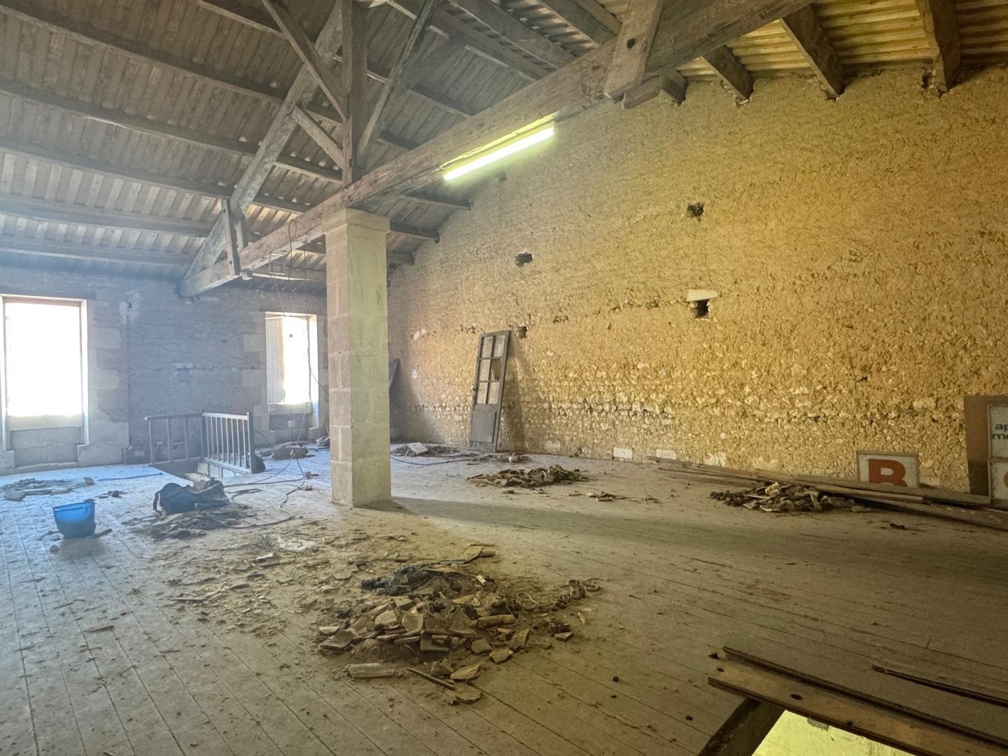 Parking / garage / box à vendre - 237m2 - Mirambeau (17150)