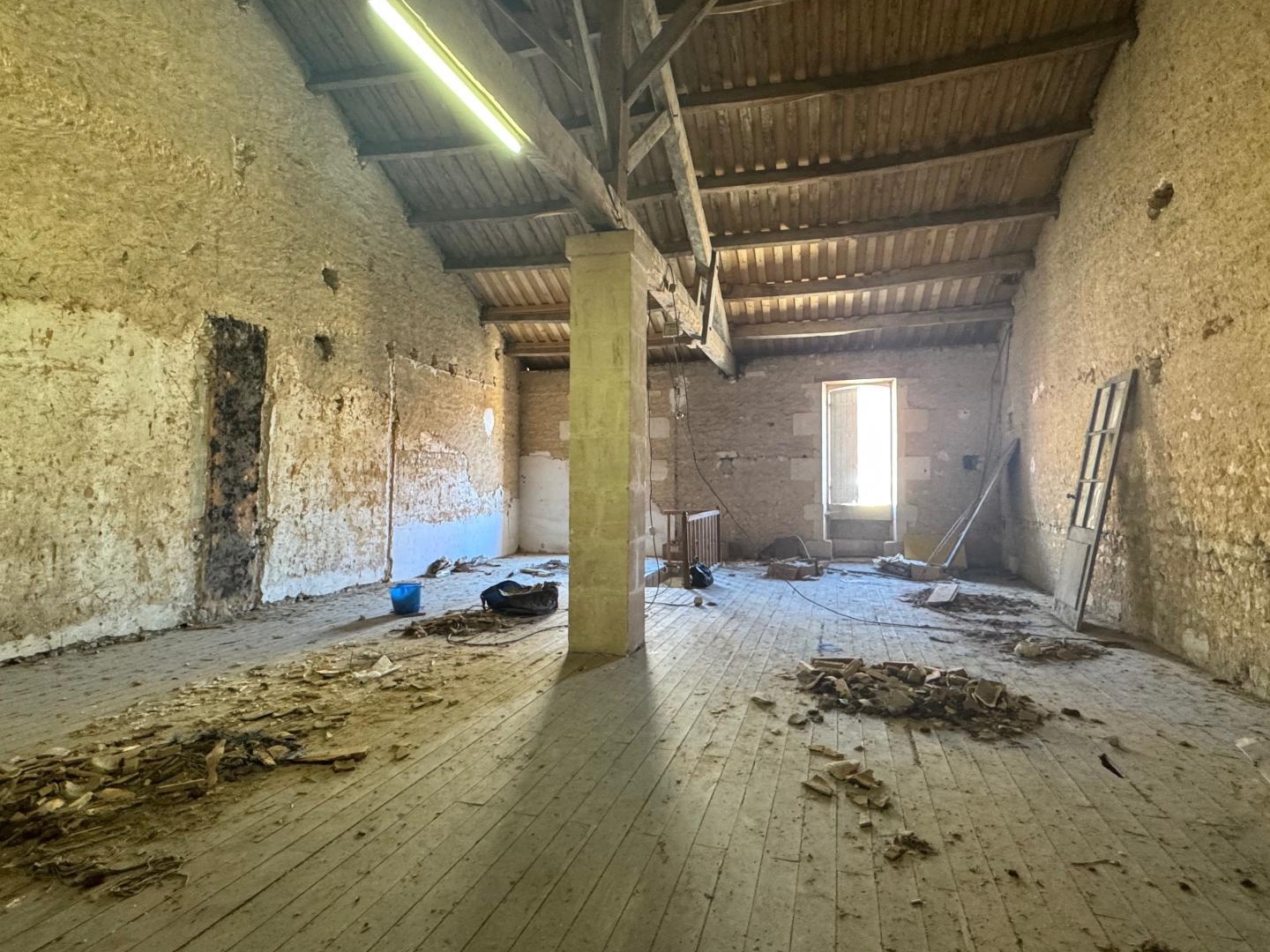Parking / garage / box à vendre - 237m2 - Mirambeau (17150)