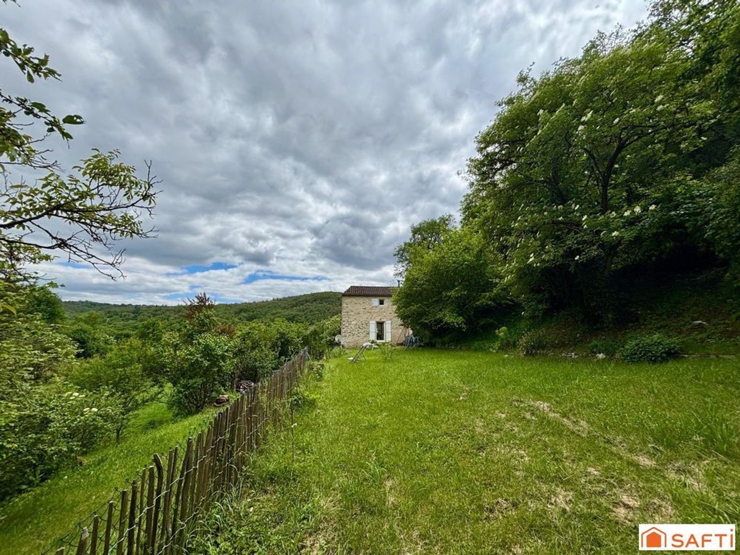 Très jolie maison en pierre sur un terrain de 6500 m²