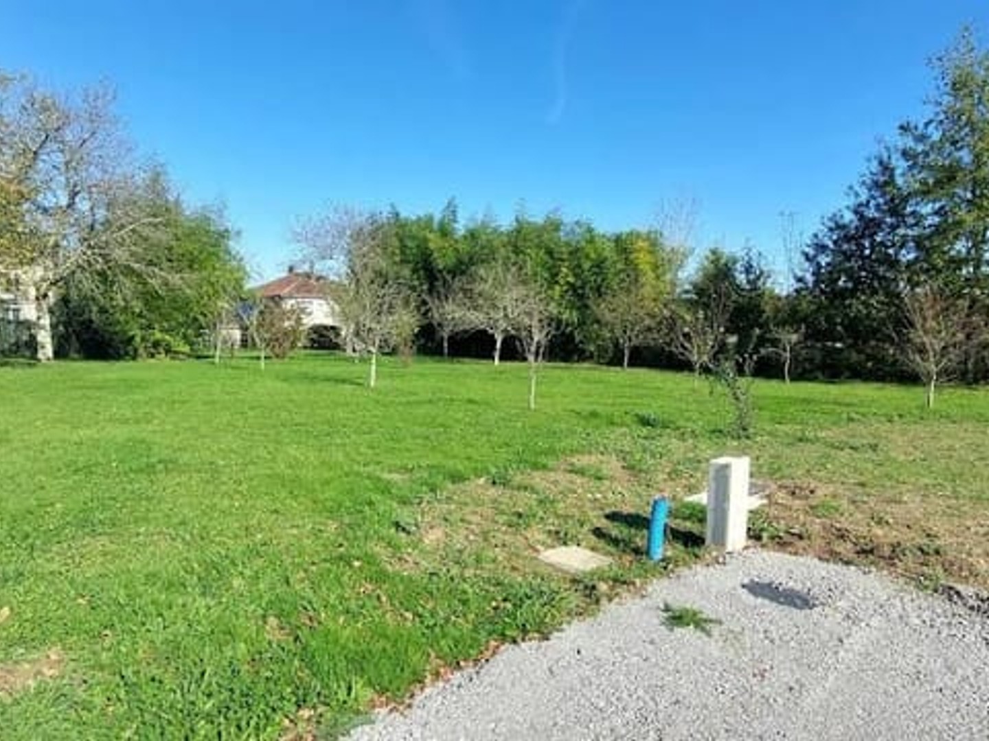 Terrain 736 m²