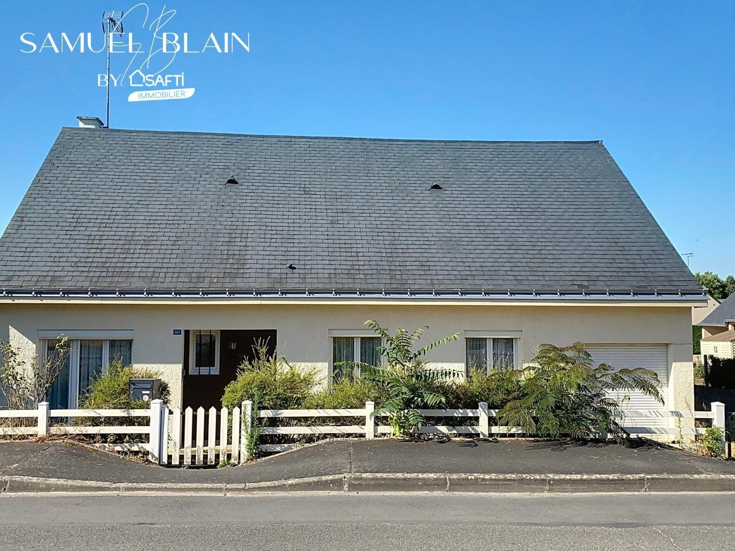 Commerces, au calme, jardin agréable.