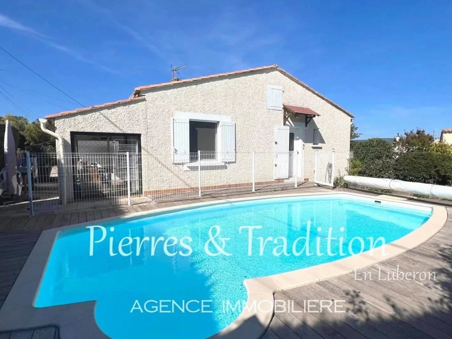 Luberon, Céreste, maison de plain-pied avec garage, jardin et piscine