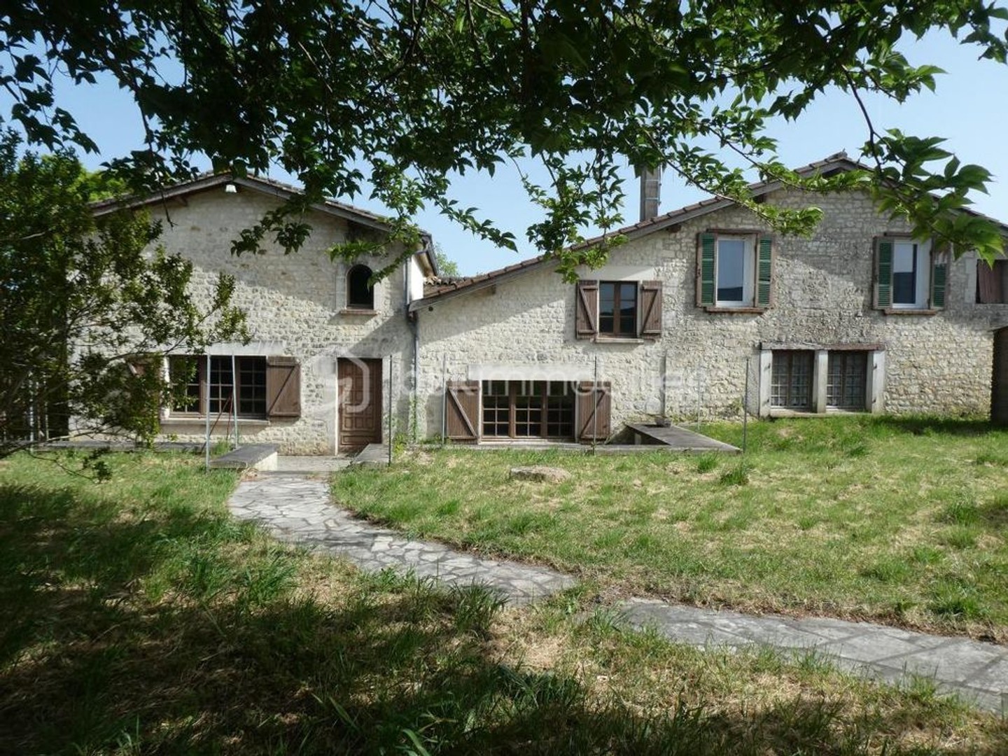 ? Ensemble immobilier en pierre 3 logements indépendants Fort potentiel locatif à 2,8 km des Thermes de Jonzac