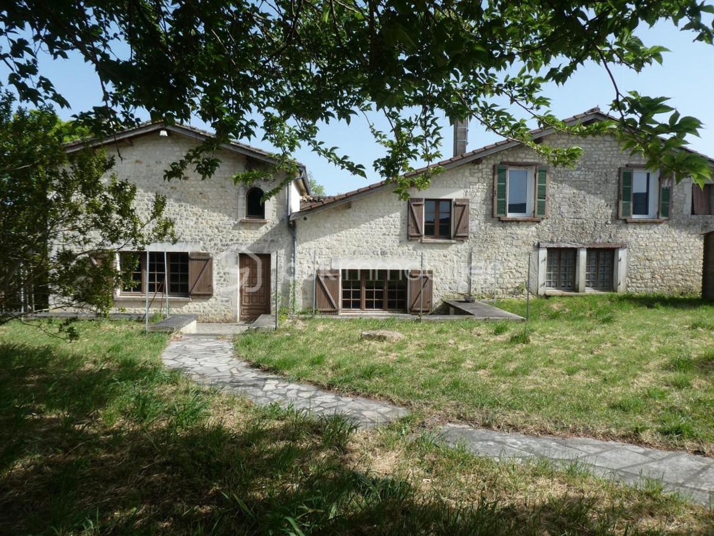 ? Ensemble immobilier en pierre 3 logements indépendants Fort potentiel locatif à 2,8 km des Thermes de Jonzac