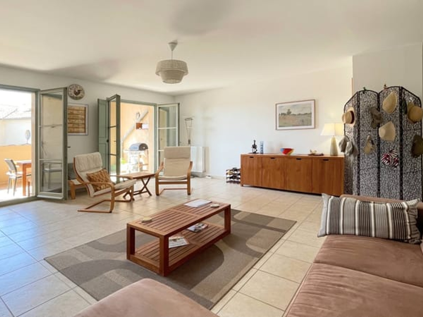 Uzès, lumineux duplex avec deux terrasses et garage, à pied du centre historique