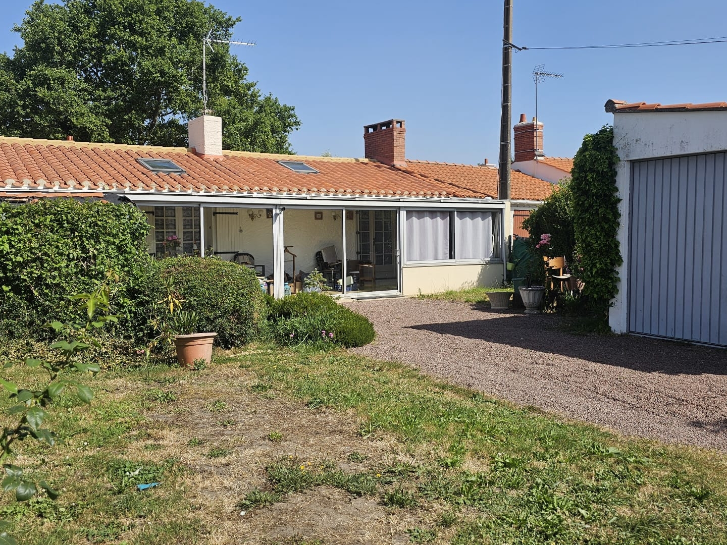 Maison ancienne avec potentiel à Soullans – 2 chambres – Terrain