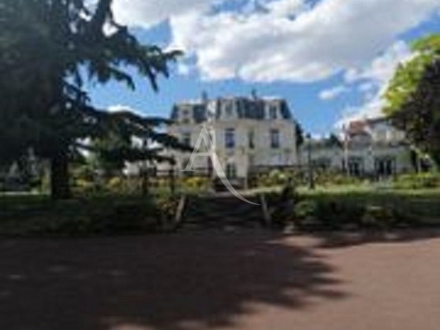 Local commercial Chaville centre ville 45.02 m2 très bon état Idéal investisseur