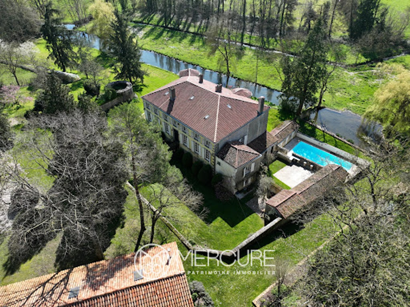 Maison à vendre - 12 pièces - 860m2 - Poitiers (86000)