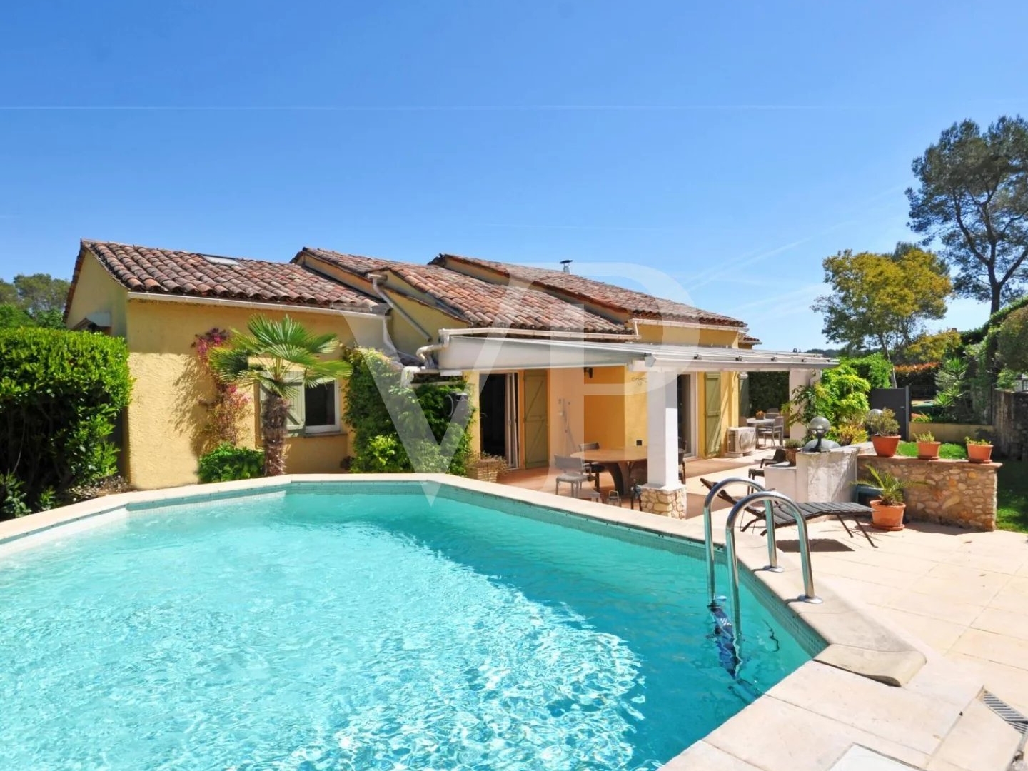 Villa provençale rénovée avec dépendance et piscine