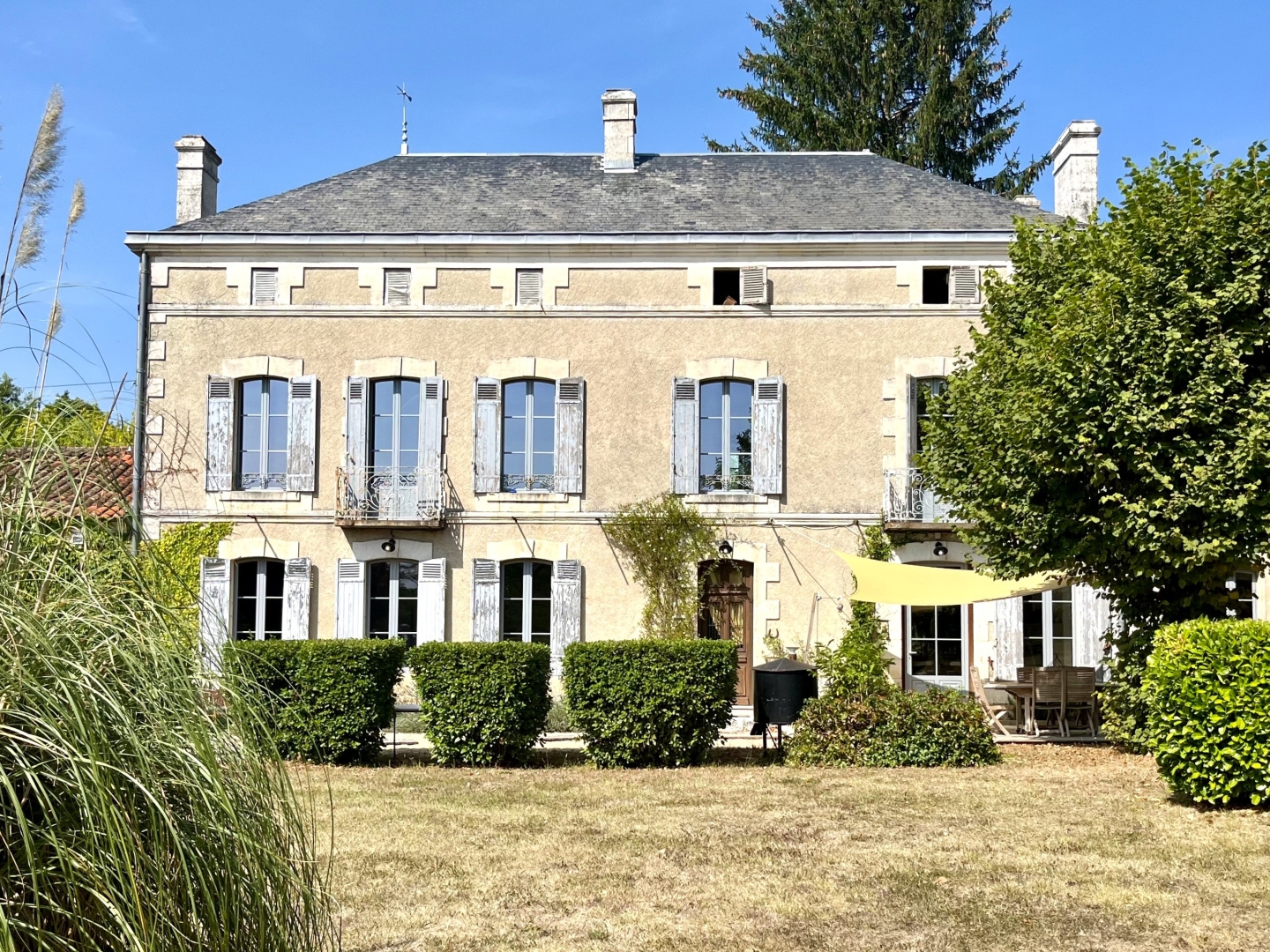 Maison à vendre - 7 pièces - 258m2 - Montguyon (17270)