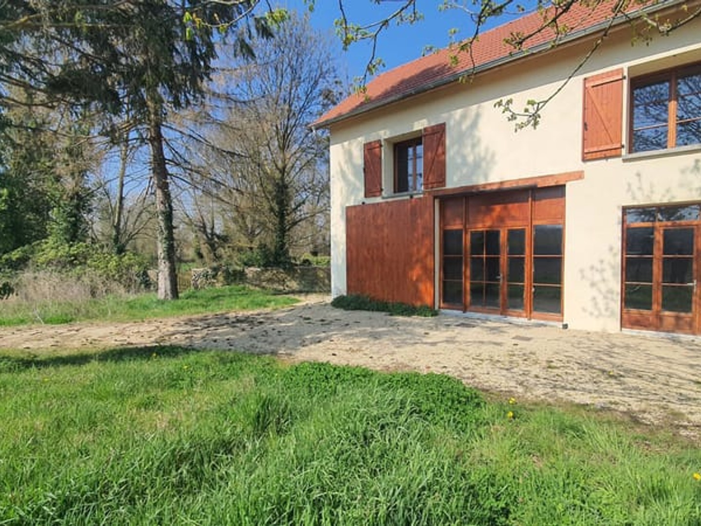 Maison mitoyenne à étage édifiée sur 900 m2 située à Cremieu