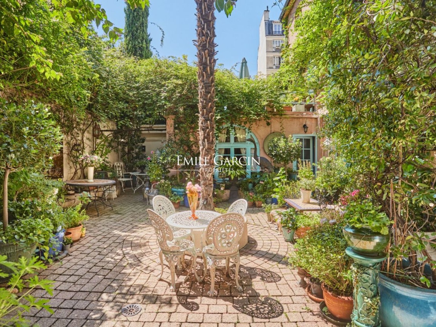 A VENDRE - MAISON - Paris - 75018 - 7 pièces - 4 chambres - 200 m² - Patio 110m²