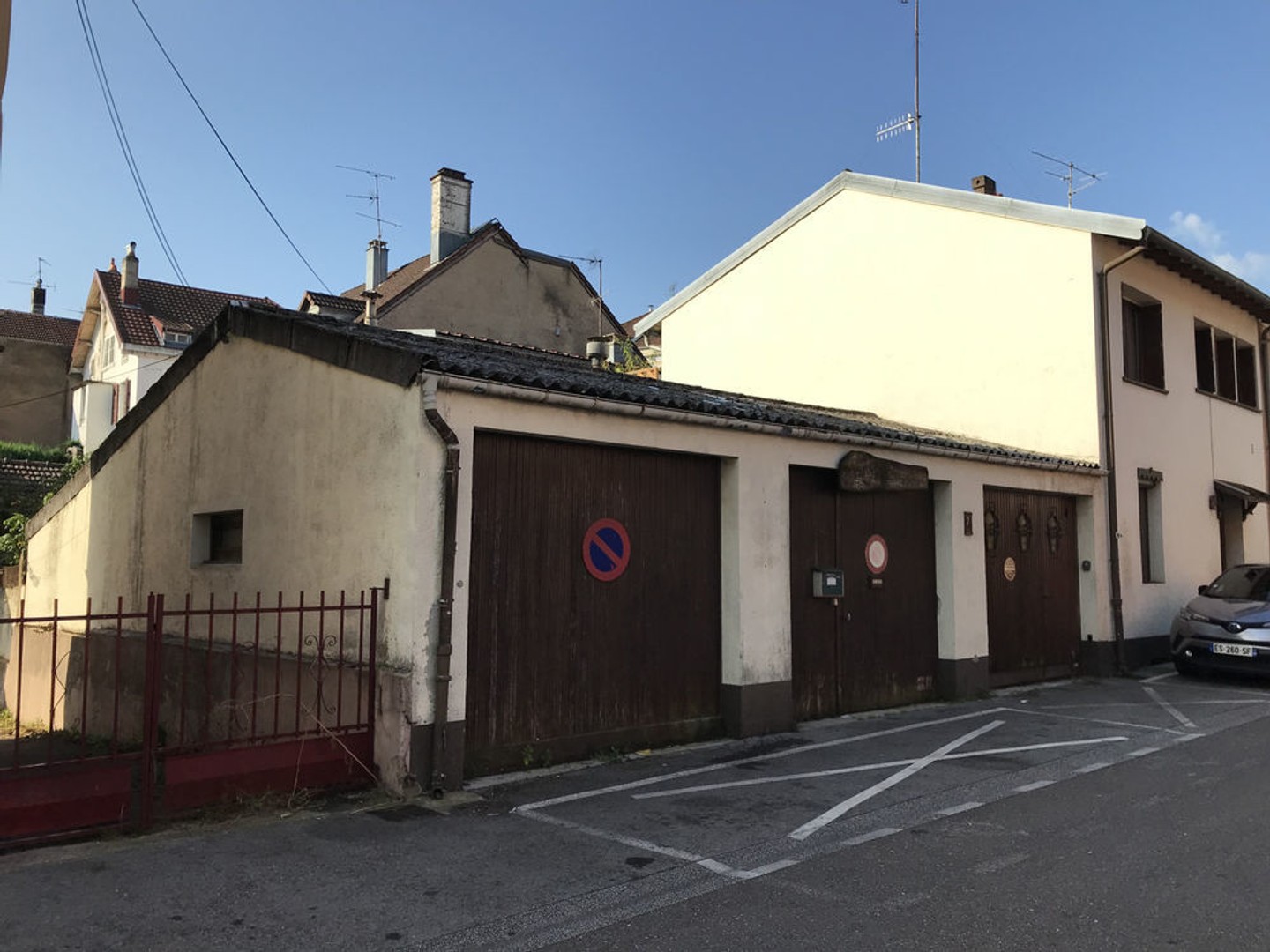 L'agence Girardi Belfort vous présente cet ensemble immobilier avec une partie habitation et des garages à rén