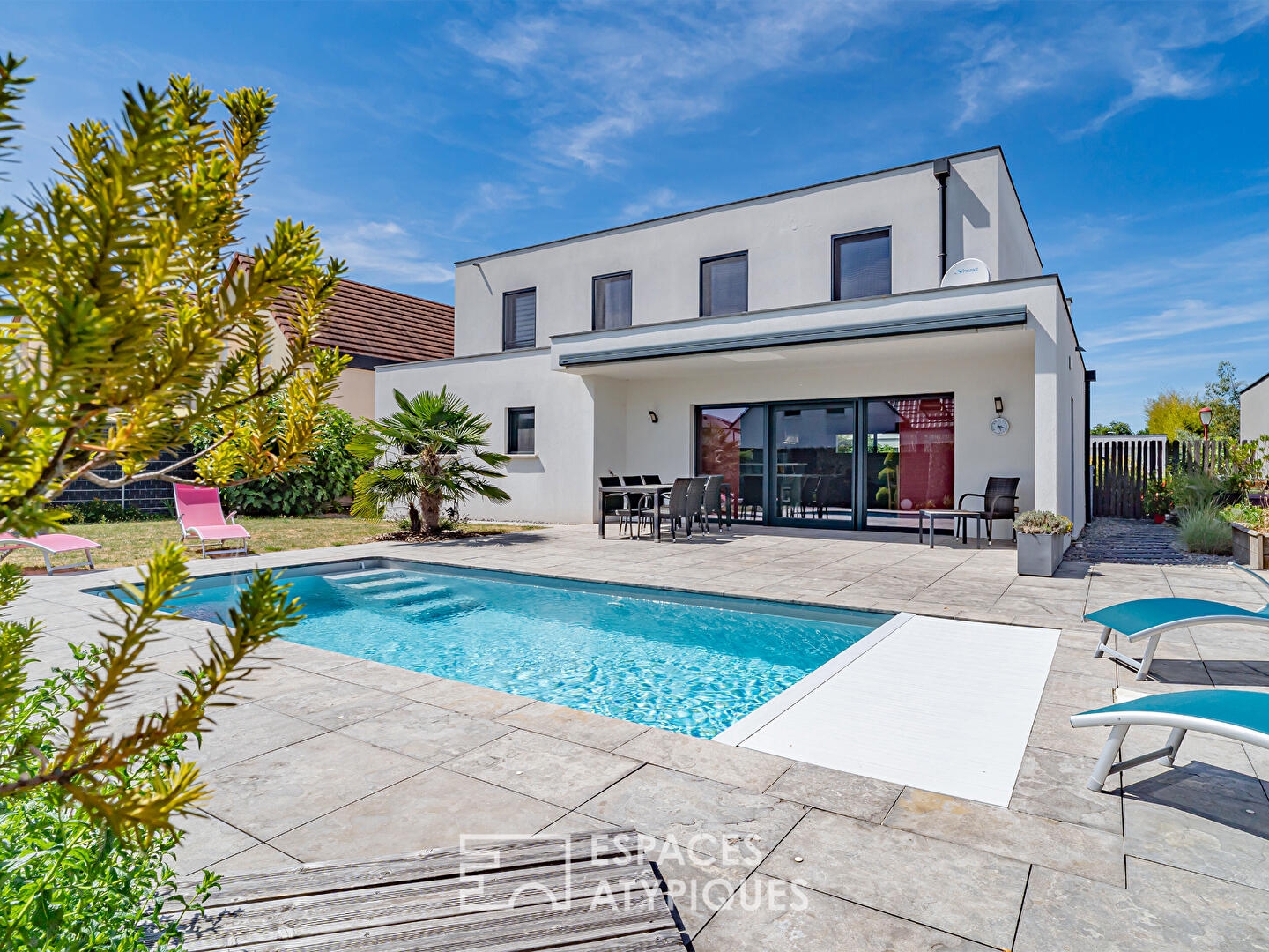Maison contemporaine et sa piscine