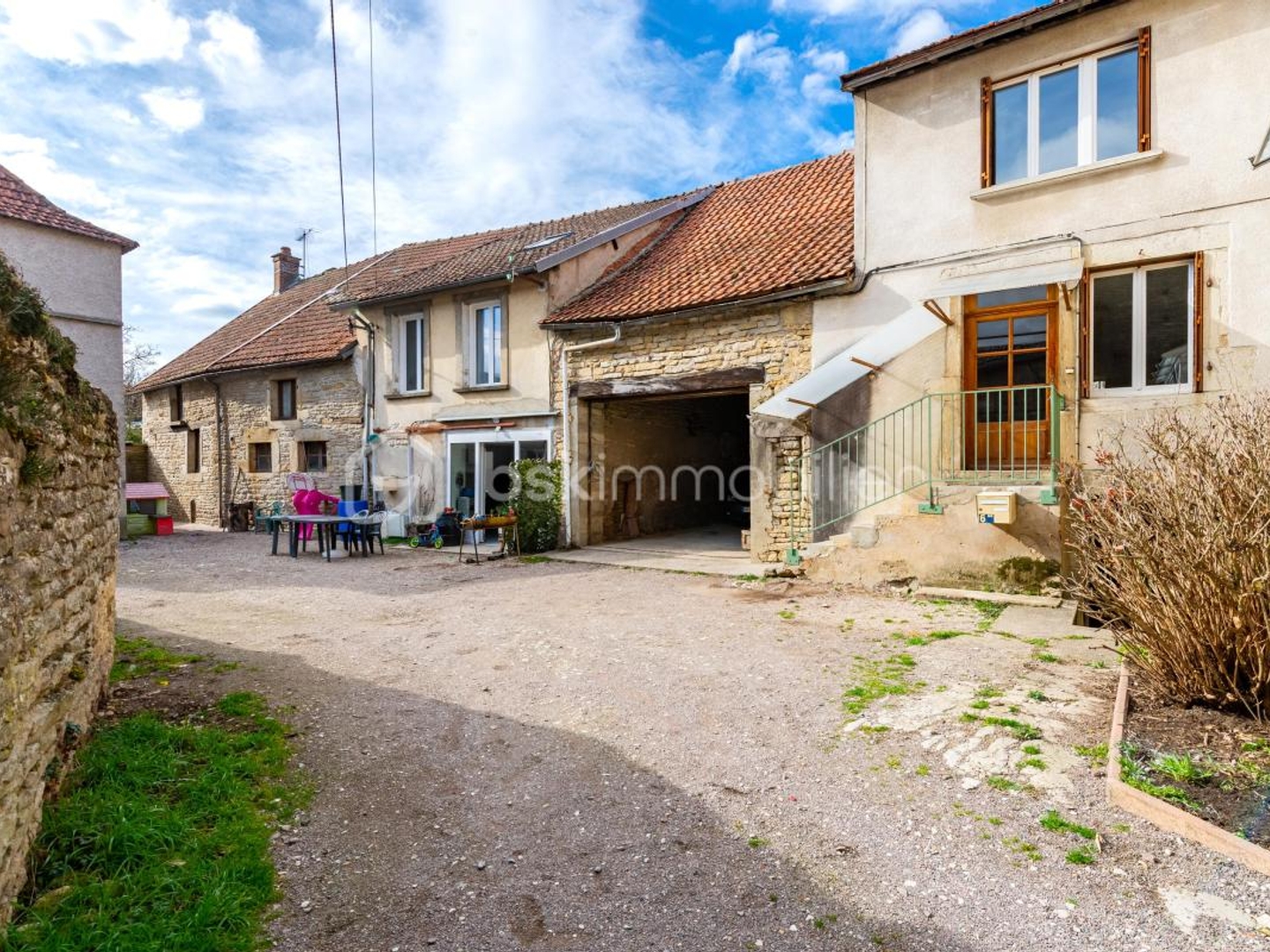 Ensemble immobilier 2 maisons, 1 local commercial, 1 grange